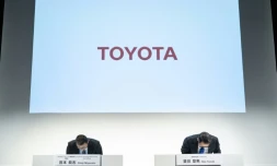 Akio Toyoda (D), président du conseil d'administration de Toyota Motor Corporation et Shinji Miyamoto, directeur général du groupe de promotion Customer First, lors d'une conférence de presse à Tokyo le 3 juin 2024