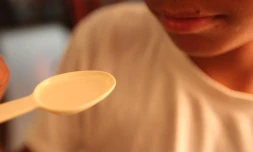 Enfant prenant un médicament