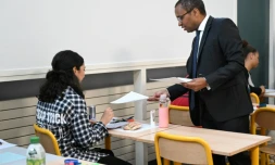 Le ministre de l'Ăducation Pap Ndiaye distribue des copies d'examen aux Ă©lĂšves, alors qu'ils commencent l'Ă©preuve de philosophie, Ă Paris, le 14 juin 2023
