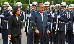 La présidente taïwanaise Tsai Ing-wen et son homologue guatémaltèque Alejandro Giammattei passent en revue la garde d'honneur, le 25 avril 2023 à Taipei