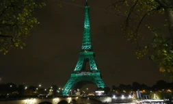 La tour Eiffel en vert pour célébrer la mise en oeuvre de l'accord de Paris, le 4 novembre 2016