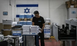 Un employé de l'imprimerie du kibboutz de Beeri, le 5 novembre 2023 dans le sud d'Israël
