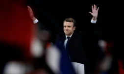 Emmanuel Macron, élu président, salue la foule de ses partisans, le 7 mai 2017 au Louvre, à Paris