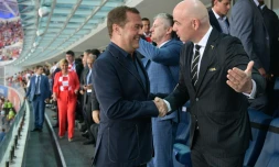 Le président de la Fifa Gianni Infantino (d) serre la main du Premier ministre russe Dmitry Medvedev lors de Russie-Croatie au Mondial, le 7 juillet 2018 à Sotchi