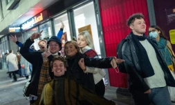 Des fêtards dans les rues de Londres le 16 octobre 2020 