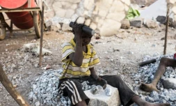 Un enfant travaille dans une carrière à Ouagadougou, au Burkina Faso, en décembre 2015