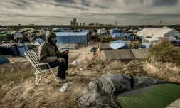 Un homme appelle sa famille restée au Soudan le 5 novembre 2015 dans "la Jungle" à Calais