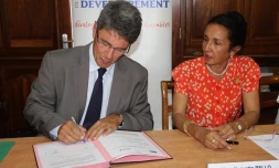 Lundi 14 novembre 2011 - Signature d'un accord cadre entre la mairie de Saint-Paul et l'agence française de développement (photo DR)