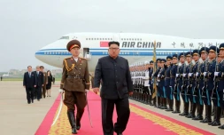 Photo fournie le 13 juin 2018 par l'agence nord-coréenne Kcna du leader nord-coréen Kim Jong Un à son arrivée à l'aéroport de Pyongyang après le sommet avec le président américain Donald Trump à Singapour