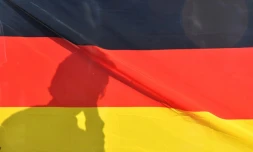 L'ombre d'un supporter derrière un drapeau allemand le 27 juin 2018 à Berlin, après l'élimination de son équipe dès le 1er tour du Mondial  