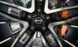 Le logo du constructeur automobile japonais Nissan Motor est visible dans une salle d'exposition à Yokohama le 9 mai 2024.