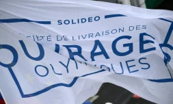 Le drapeau de la Solideo flotant sur le chantier du village des athlètes à Saint-Denis, le 23 mai 2022 