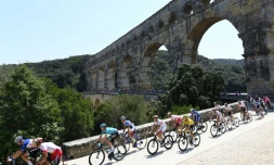 Julian Alaphilippe, maillot jaune, lors de la 16e étape du Tour de France 2019, une boucle gardoise autour de Nßmes, le 23 juillet