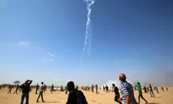 Des Palestiniens essuient des tirs de gaz lacrymogènes à la frontière avec Israël dans la bande de Gaza, le 15 mai 2018
