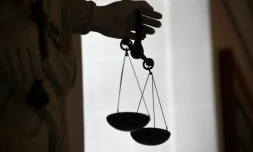 Un professeur de mathématiques de 31 ans va être jugé lundi à Fontainebleau (Seine-et-Marne) pour avoir entretenu pendant plusieurs mois une relation sexuelle avec une collégienne de 14 ans qui avait été son élève.