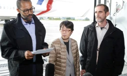 L'ex-otage Laurent Lassimouillas (G) lit sa déclaration à son arrivée à Villacoublay, en présence de Patrick Picque (D) et de l'ex-otage sud-coréenne, libérés avec lui l'avant-veille au Burkina