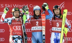 Le Norvégien Henrik Kristoffersen (c), l'Autrichien Marcel Hirscher (g) et le Russe Alexander Khoroshilov posent sur le podium du slalom de Val-d'Isère, le 11 décembre 2016
