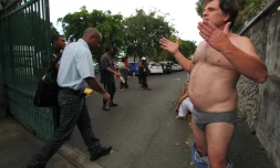 Mercredi 7 décembre 2011 - Patrick Savatier devant le conseil général. Il réclame plus de subventions pour &quot;Momon papa lé la&quot; (image-réunion.re pour www.ipreunion.com)