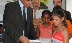 Jeudi 8 décembre - Remise du dictionnaire des écoliers aux enfants de l'école Les combavas à la Plaine Saint-Paul (photo service communication du Rectorat)
