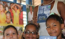 Jeudi 8 décembre 2011 - Distribution du livre &quot;Sainte-Suzanne de 1638 à 1848, repères historiques&quot; aux écoliers de Sainte-Suzanne (photo D.R)