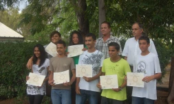 Les élèves (Elsira Timon n'a pas pu participer à la remise de diplômes), leur professeur Michel Laporte et le principal adjoint Gilbert Glévarec (Photo Dominique Besson)