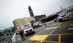 Des secouristes arrivent à la station Hoboken, à New Jersey, près de New York, où s'est produit un accident de train, le 29 septembre 2016