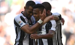 Le défenseur de la Juventus  Alex Sandro Lobo Silva (c) est congratulé par ses coéquipiers après son but face à Crotone, le 21 mai 2017 à Turin