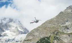  Un hélicoptère est à la recherche des alpinistes italiens dans le massif du Mont Blanc (Haute-Savoie) le 10 août 2018