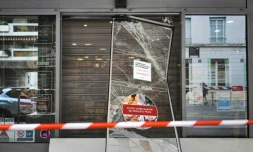 La vitrine cassée d'un supermarché pillé après une quatrième nuit consécutive d'émeutes, le 1er juillet 2023 à Lyon 