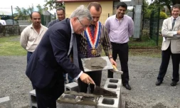 Jeudi 22 décembre 2011 - Pose de la première pierre de l'équipement NRA à Rivière du Mât les Bas à Saint-André (photo D.R)