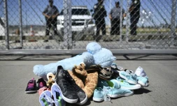 Des chaussures d'enfants disposées devant le poste-frontière de Tornillo près d'El Paso, aux Etats-Unis, lors d'un rassemblement contre les séparations de familles de migrants, le 21 juin 2018