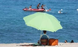 Installation de filets sur la plage de Boucan-Canot