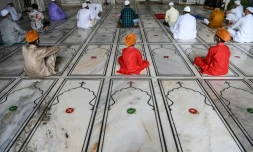 Distanciation physique lors de la priÚre du vendredi dans une mosquée de New Delhi, le 31 juillet 2020