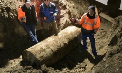 Une équipe de déminage après la découverte d'une bombe datant de la 2e Guerre mondiale désamorcée à Augsbourg, dans le sud de l'Allemagne, le 25 décembre 2016