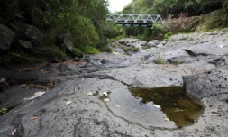Lundi 2 janvier 2012 - En raison de la sécheresse, le lit de la rivière Langevin à Saint-Joseph est presque sec (Photo Philippe Boyer pour www.ipreunion.com)