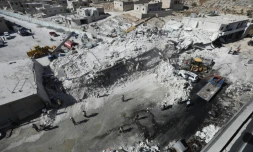 Des immeubles effondrés après l'explosion d'un dépôt d'armes dans une zone résidentielle de Sarmada, dans la province d'Idleb, le 12 août 2018 en Syrie