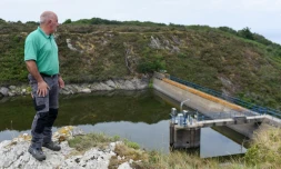 Le conseiller municipal Victor Da Silva devant la réserve d'eau, à Groix, département du Morbihan, le 21 juin 2022
