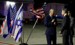 Le secrétaire d'Etat américain Antony Blinken (d) est accueilli par l'ambassadeur américain en Israël Jacob Lew à son arrivée à l'aéroport Ben Gourion, le 30 avril 2024