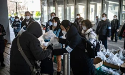Des bénévoles de l'ONG Moyai distribuent des colis alimentaires à Tokyo, le 9 janvier 2021