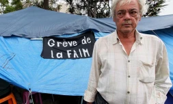 Samedi 7 janvier 2012 - Jules Bénard se met en grève de la faim devant le conseil général à Saint-Denis pour soutenir les ex salariés de l'Arast (Photo image-réunion pour www.ipreunion.com)