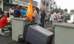 Mardi 10 janvier 2012 - Saint-Denis - Les pompiers grévistes bloquent la circulation devant le siège du service départemental d'incendie et de secours