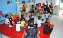 Le mercredi 18 janvier 2012 - Les enfants du Plate découvrent la lecture et rencontrent l'auteur du live 'le margouillat qui voulait voir l'océan' (photo DR)