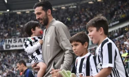 Le gardien de but de la Juventus Gianluigi Buffon avec ses enfants avant le match contre Vérone, le 19 mai 2018 à Turin