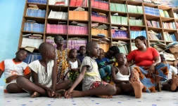 Des enfants et leurs nounous dans le "Centre d'accueil et de transit Sainte Geneviève" le 4 septembre 2016 à Katiola en Côte d'Ivoire