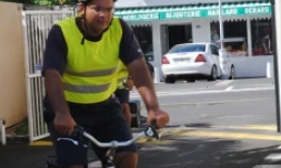 Le mercredi 25 janvier 2012 - remise de 50 vélos à assistance électrique aux postiers volontaires dans le cadre du plan déplacements entreprise de La Poste (photo DR).
