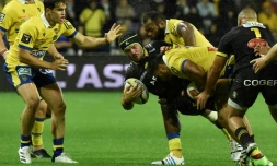 Le flanker rochelais Grégory Alldritt est plaqué par deux joueurs clermontois, lors de leur match du Top 14, le 18 septembre 2021 au stade Marcel Michelin à Clermont-Ferrand