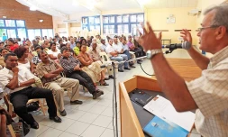 Jeudi 15 Janvier 2009 - Maurice Gironcel (de dos) annonce son retrait de la mairie pour inéligibilité. Face à lui Daniel Alamélou (1er rang, chemise blanche) et Yolande Pausé (2ème rang à gauche)