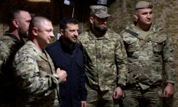 Le président ukrainien Volodymyr avec des militaires sur le front dans la région de Donetsk (est), le 18 septembre 2025
