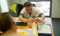 Un médecin ausculte un patient le 19 juillet 2013 à Argenteuil (Val-d'Oise)