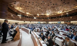 Le patron de l'OMS Tedros Adhanom Ghebreyesus, à gauche, lors de l'assemblée générale à Genève, le 19 mai 2025